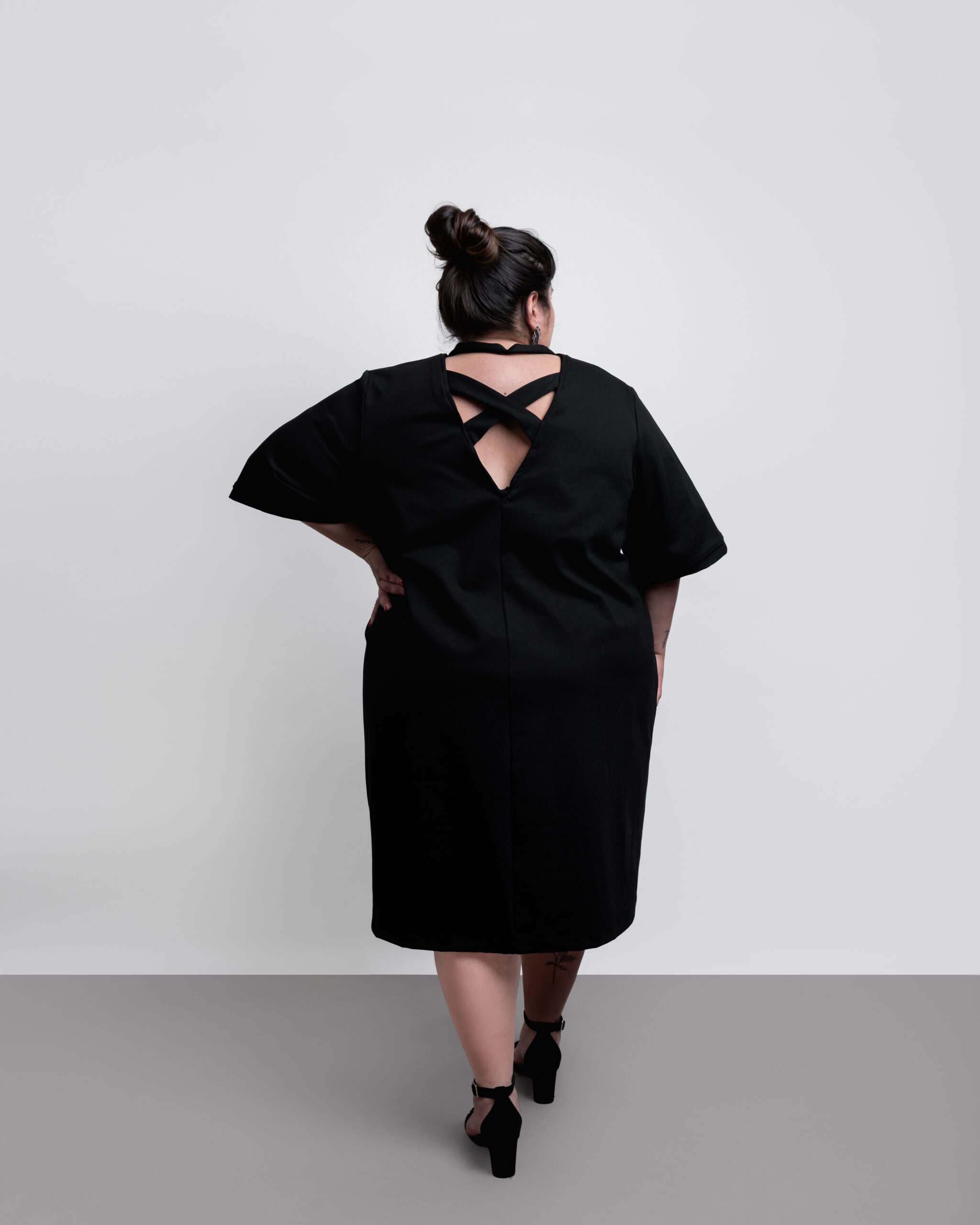 Vestido negro detalle en espalda